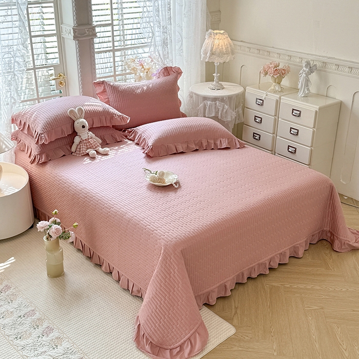 91家纺网 家纺一手货源 找家纺 花香四季家纺 2026新款13376全棉夹棉床盖三件套13372纯棉纯色床盖花边公主风（可定制任意尺寸） 豆沙色