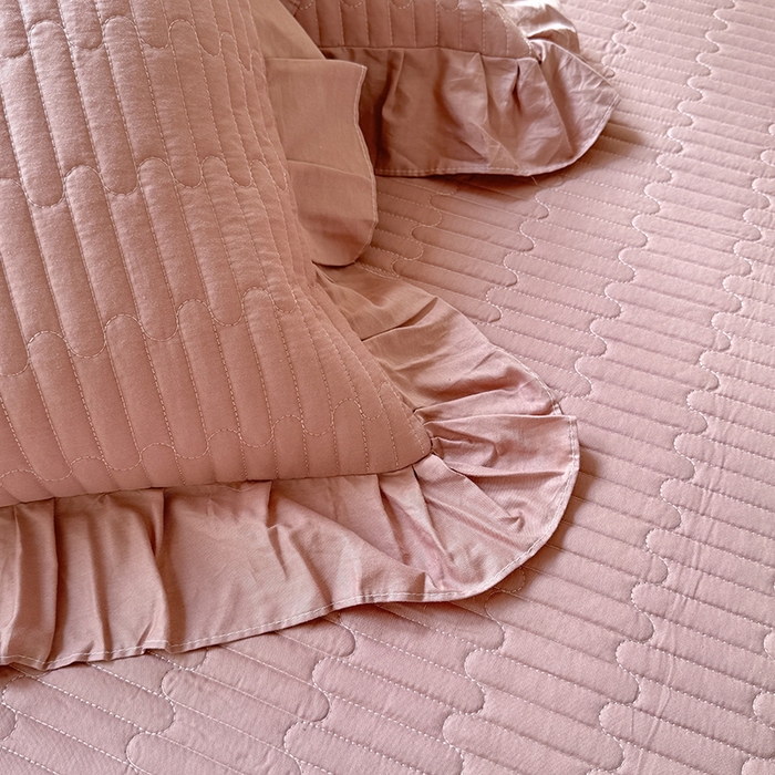 91家纺网 家纺一手货源 找家纺 花香四季家纺 2026新款13376全棉夹棉床盖三件套13372纯棉纯色床盖花边公主风（可定制任意尺寸） 豆沙色