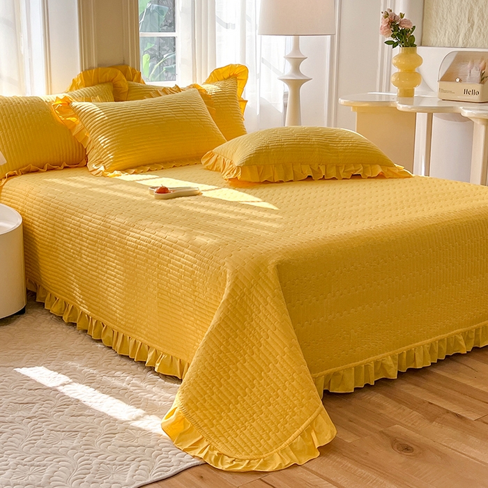 91家纺网 家纺一手货源 找家纺 花香四季家纺 2026新款13376全棉夹棉床盖三件套13372纯棉纯色床盖花边公主风（可定制任意尺寸） 芝士黄