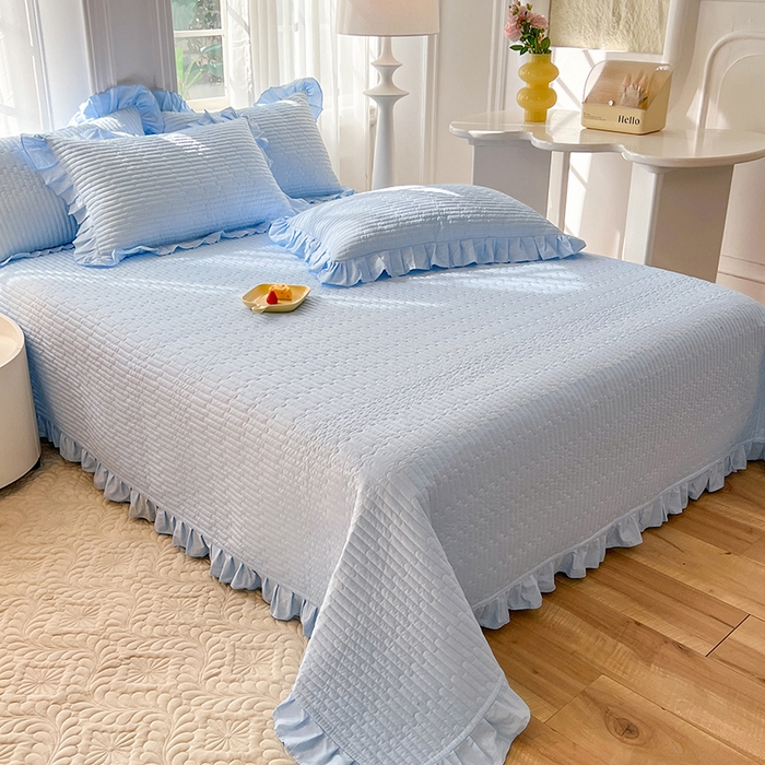 91家纺网 家纺一手货源 找家纺 花香四季家纺 2026新款13376全棉夹棉床盖三件套13372纯棉纯色床盖花边公主风（可定制任意尺寸） 清新蓝