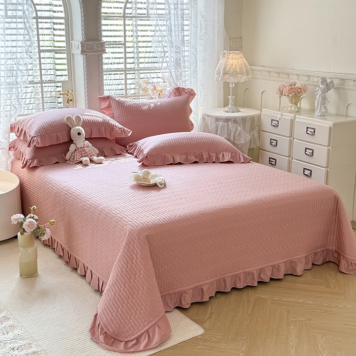 91家纺网 家纺一手货源 找家纺 花香四季家纺 2026新款13376全棉夹棉床盖三件套13372纯棉纯色床盖花边公主风（可定制任意尺寸） 豆沙色