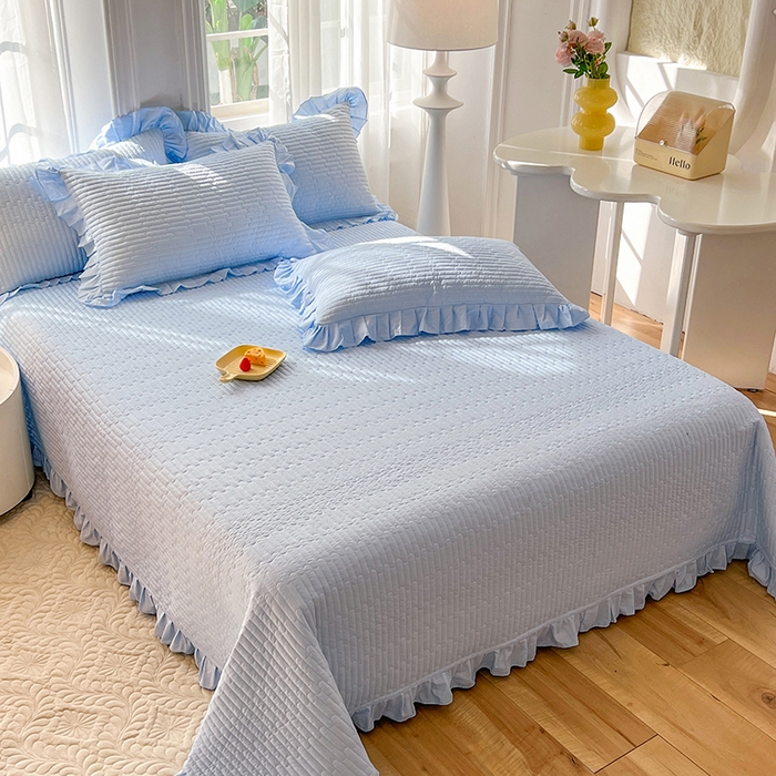 91家纺网 家纺一手货源 找家纺 花香四季家纺 2026新款13376全棉夹棉床盖三件套13372纯棉纯色床盖花边公主风（可定制任意尺寸） 清新蓝