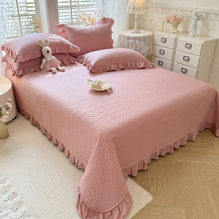 91家纺网 家纺一手货源 找家纺 花香四季家纺 2026新款13376全棉夹棉床盖三件套13372纯棉纯色床盖花边公主风（可定制任意尺寸） 豆沙色