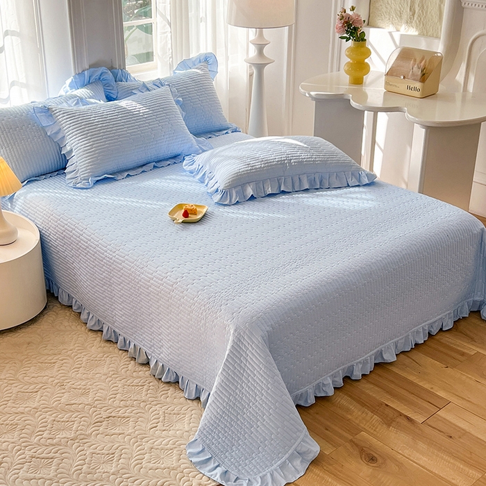 91家纺网 家纺一手货源 找家纺 花香四季家纺 2026新款13376全棉夹棉床盖三件套13372纯棉纯色床盖花边公主风（可定制任意尺寸） 清新蓝