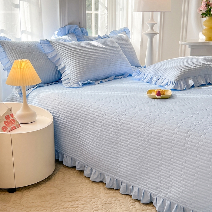 91家纺网 家纺一手货源 找家纺 花香四季家纺 2026新款13376全棉夹棉床盖三件套13372纯棉纯色床盖花边公主风（可定制任意尺寸） 清新蓝