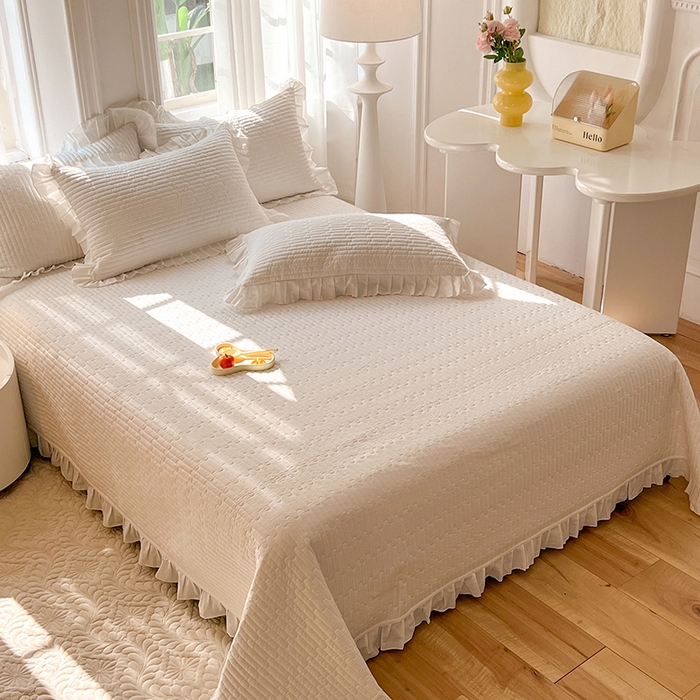 91家纺网 家纺一手货源 找家纺 花香四季家纺 2026新款13376全棉夹棉床盖三件套13372纯棉纯色床盖花边公主风（可定制任意尺寸） 象牙白