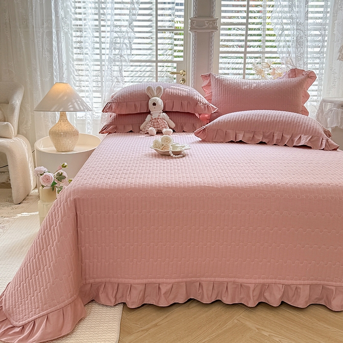 91家纺网 家纺一手货源 找家纺 花香四季家纺 2026新款13376全棉夹棉床盖三件套13372纯棉纯色床盖花边公主风（可定制任意尺寸） 豆沙色