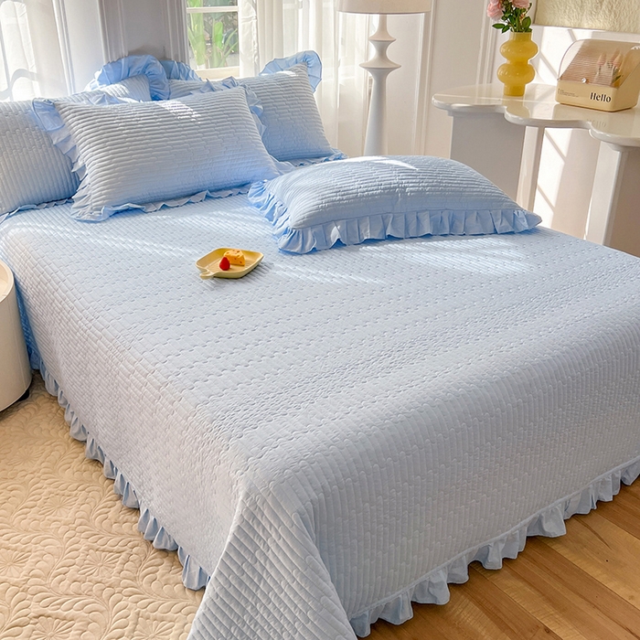 91家纺网 家纺一手货源 找家纺 花香四季家纺 2026新款13376全棉夹棉床盖三件套13372纯棉纯色床盖花边公主风（可定制任意尺寸） 清新蓝