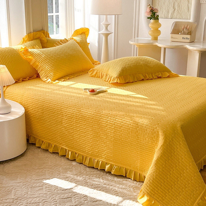 91家纺网 家纺一手货源 找家纺 花香四季家纺 2026新款13376全棉夹棉床盖三件套13372纯棉纯色床盖花边公主风（可定制任意尺寸） 芝士黄