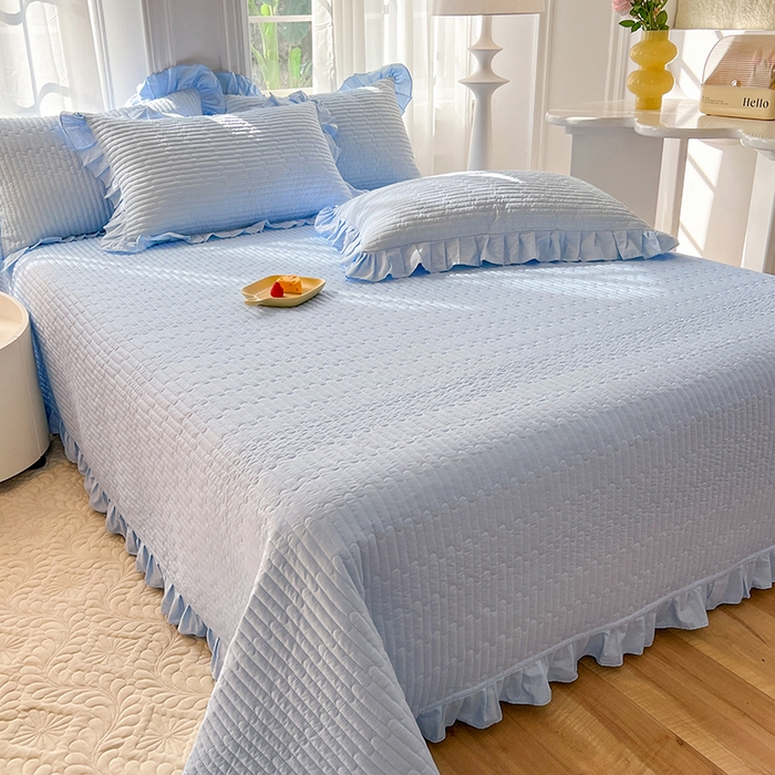 91家纺网 家纺一手货源 找家纺 花香四季家纺 2026新款13376全棉夹棉床盖三件套13372纯棉纯色床盖花边公主风（可定制任意尺寸） 清新蓝