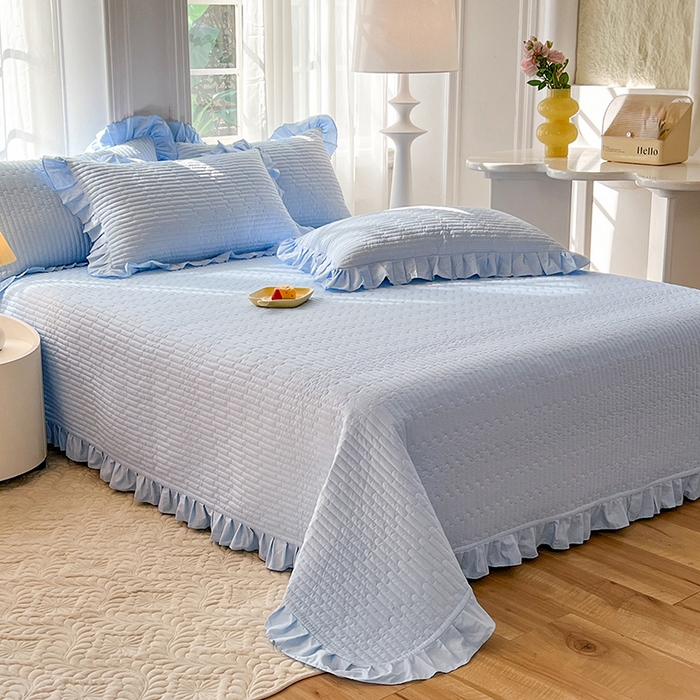 91家纺网 家纺一手货源 找家纺 花香四季家纺 2026新款13376全棉夹棉床盖三件套13372纯棉纯色床盖花边公主风（可定制任意尺寸） 清新蓝