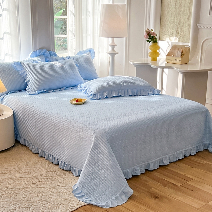 91家纺网 家纺一手货源 找家纺 花香四季家纺 2026新款13376全棉夹棉床盖三件套13372纯棉纯色床盖花边公主风（可定制任意尺寸） 清新蓝