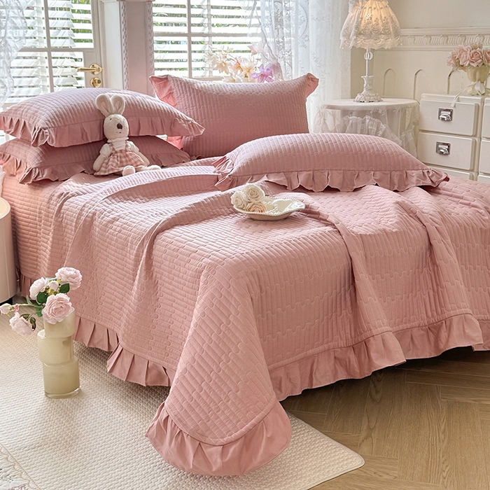 91家纺网 家纺一手货源 找家纺 花香四季家纺 2026新款13376全棉夹棉床盖三件套13372纯棉纯色床盖花边公主风（可定制任意尺寸） 豆沙色