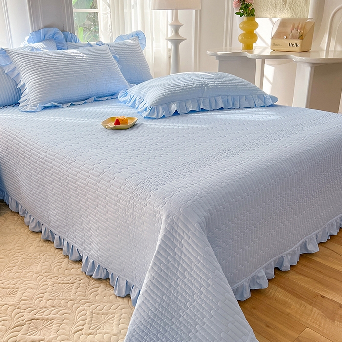 91家纺网 家纺一手货源 找家纺 花香四季家纺 2026新款13376全棉夹棉床盖三件套13372纯棉纯色床盖花边公主风（可定制任意尺寸） 清新蓝