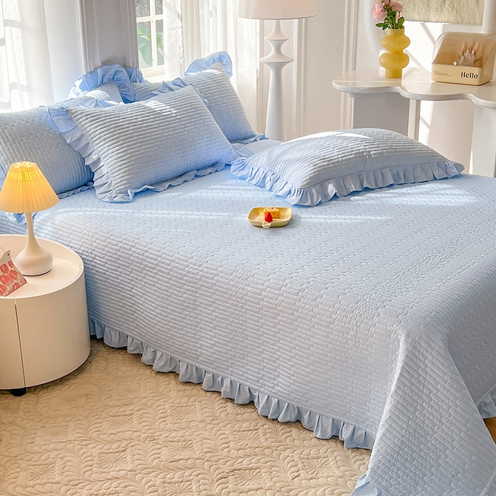 91家纺网 家纺一手货源 找家纺 花香四季家纺 2026新款13376全棉夹棉床盖三件套13372纯棉纯色床盖花边公主风（可定制任意尺寸） 清新蓝