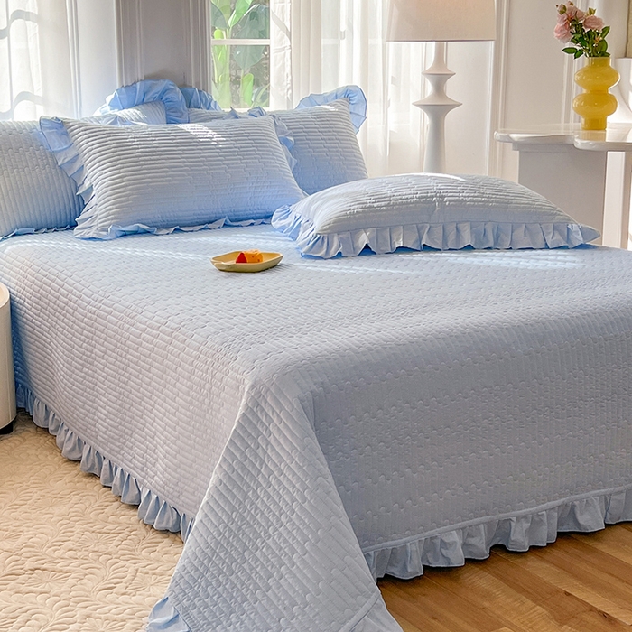 91家纺网 家纺一手货源 找家纺 花香四季家纺 2026新款13376全棉夹棉床盖三件套13372纯棉纯色床盖花边公主风（可定制任意尺寸） 清新蓝