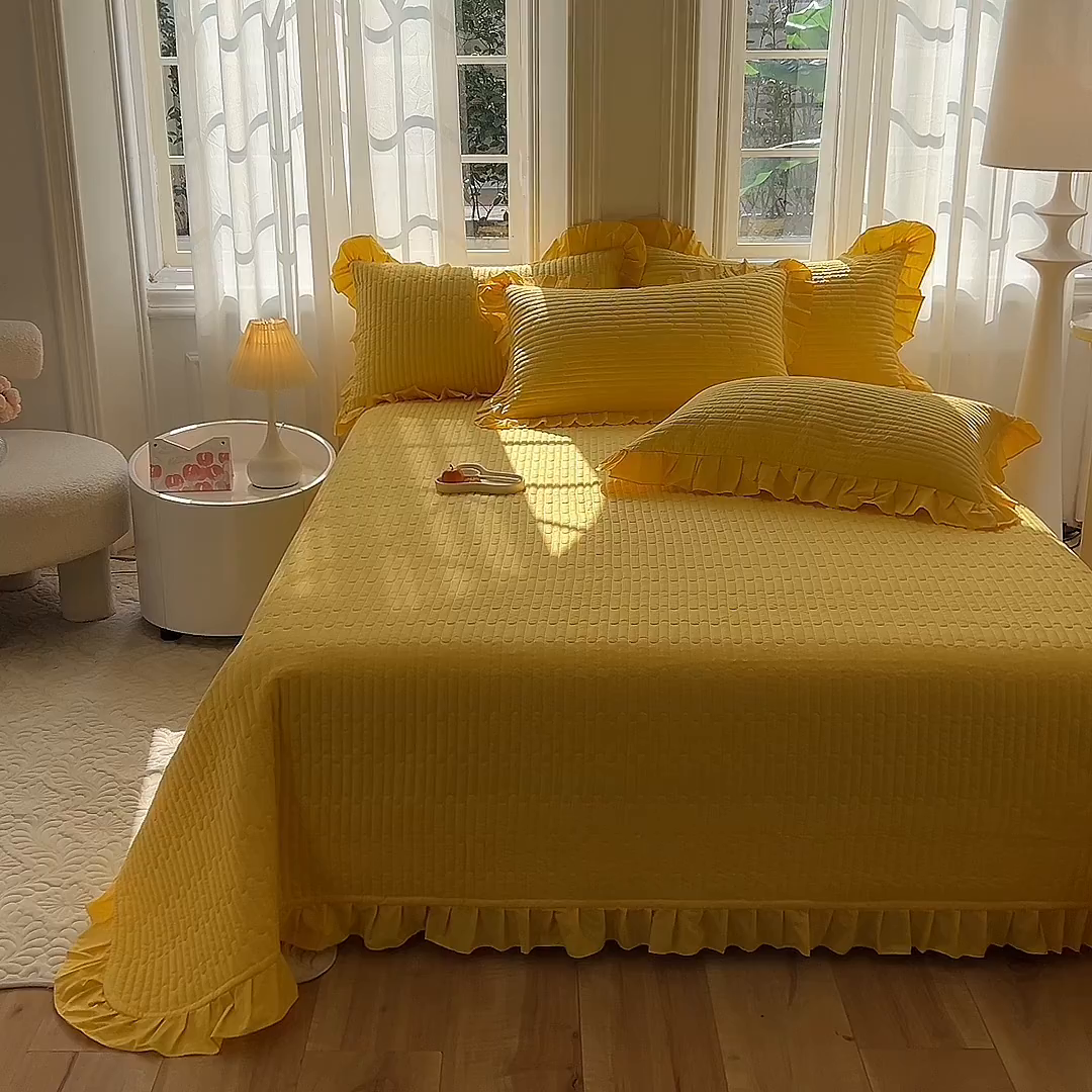 91家纺网 家纺一手货源 找家纺 花香四季家纺 2026新款13376全棉夹棉床盖三件套13372纯棉纯色床盖花边公主风（可定制任意尺寸） 芝士黄