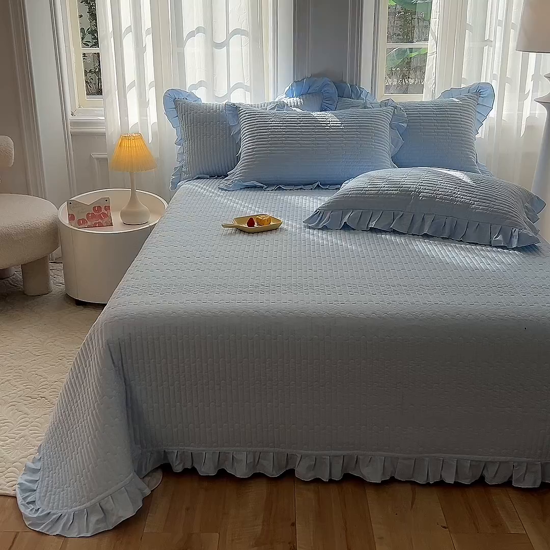 91家纺网 家纺一手货源 找家纺 花香四季家纺 2026新款13376全棉夹棉床盖三件套13372纯棉纯色床盖花边公主风（可定制任意尺寸） 清新蓝