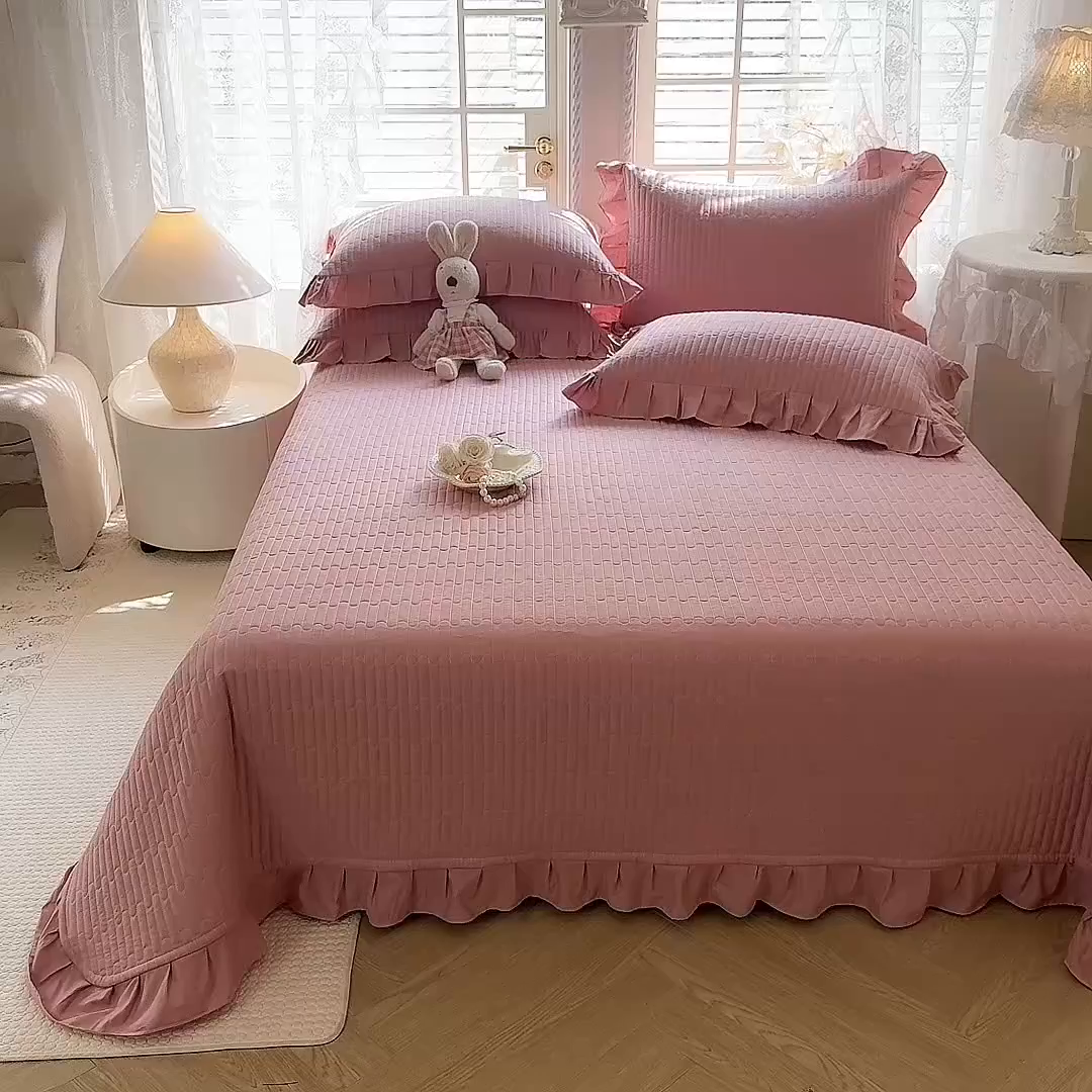 91家纺网 家纺一手货源 找家纺 花香四季家纺 2026新款13376全棉夹棉床盖三件套13372纯棉纯色床盖花边公主风（可定制任意尺寸） 豆沙色