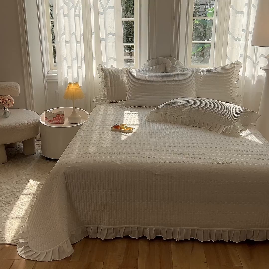 91家纺网 家纺一手货源 找家纺 花香四季家纺 2026新款13376全棉夹棉床盖三件套13372纯棉纯色床盖花边公主风（可定制任意尺寸） 象牙白