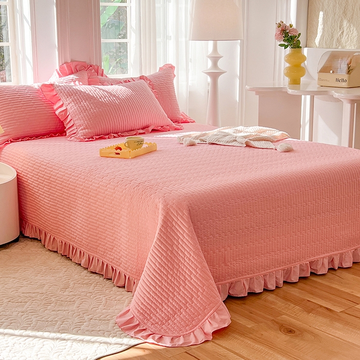 91家纺网 家纺一手货源 找家纺 花香四季家纺 2026新款13376全棉夹棉床盖三件套13372纯棉纯色床盖花边公主风（可定制任意尺寸） 荔枝粉