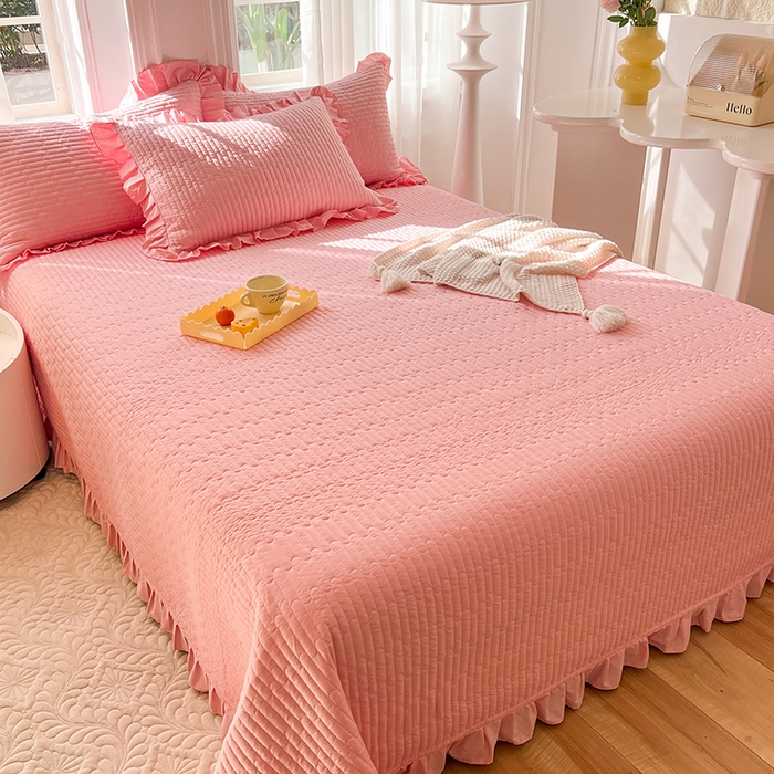 91家纺网 家纺一手货源 找家纺 花香四季家纺 2026新款13376全棉夹棉床盖三件套13372纯棉纯色床盖花边公主风（可定制任意尺寸） 荔枝粉