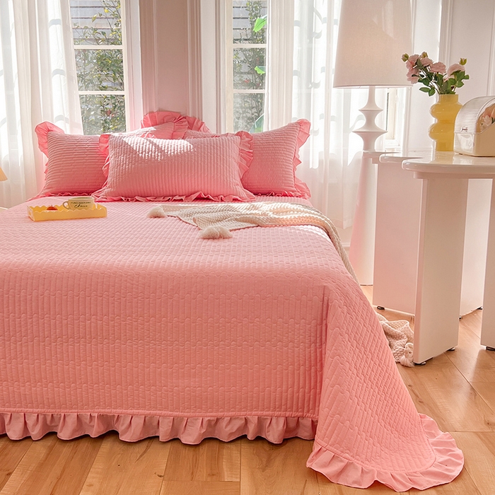 91家纺网 家纺一手货源 找家纺 花香四季家纺 2026新款13376全棉夹棉床盖三件套13372纯棉纯色床盖花边公主风（可定制任意尺寸） 荔枝粉