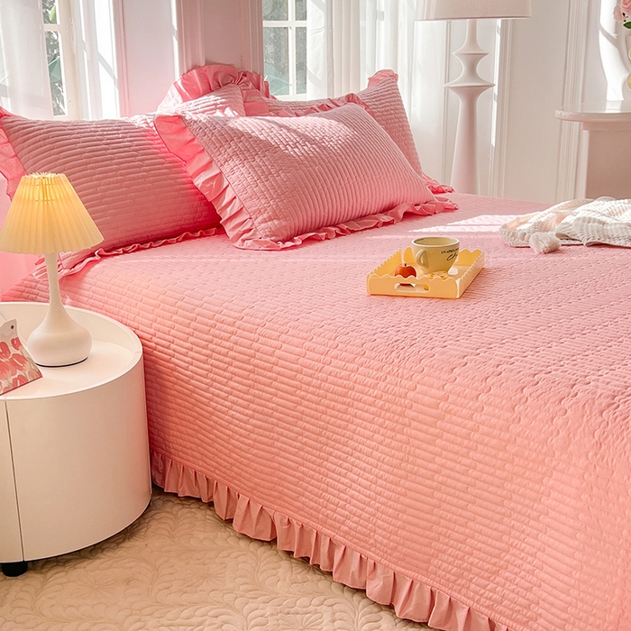 91家纺网 家纺一手货源 找家纺 花香四季家纺 2026新款13376全棉夹棉床盖三件套13372纯棉纯色床盖花边公主风（可定制任意尺寸） 荔枝粉