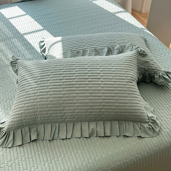 91家纺网 家纺一手货源 找家纺 花香四季家纺 2026新款13376全棉夹棉床盖三件套13372纯棉纯色床盖花边公主风（可定制任意尺寸） 暮林绿