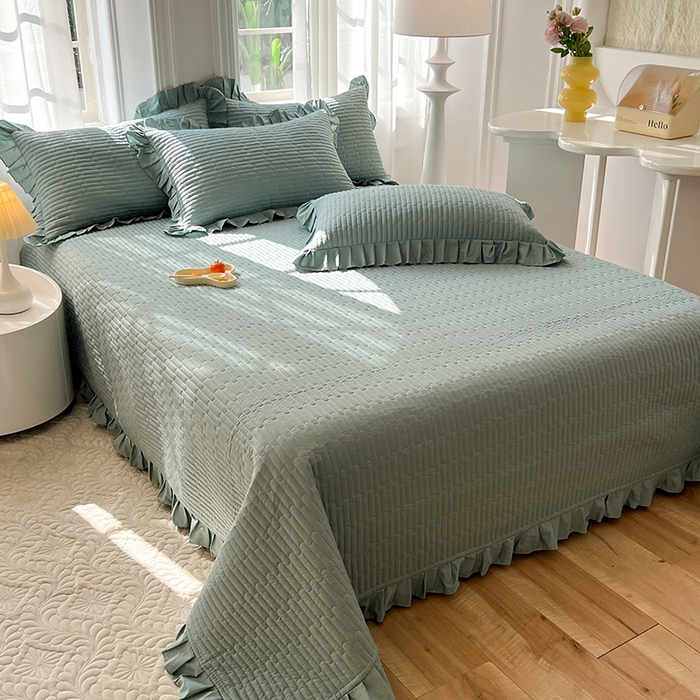 91家纺网 家纺一手货源 找家纺 花香四季家纺 2026新款13376全棉夹棉床盖三件套13372纯棉纯色床盖花边公主风（可定制任意尺寸） 暮林绿