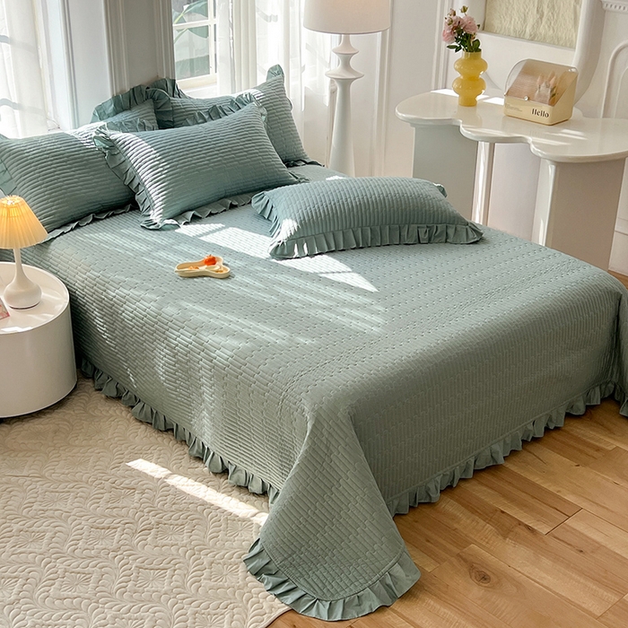 91家纺网 家纺一手货源 找家纺 花香四季家纺 2026新款13376全棉夹棉床盖三件套13372纯棉纯色床盖花边公主风（可定制任意尺寸） 暮林绿