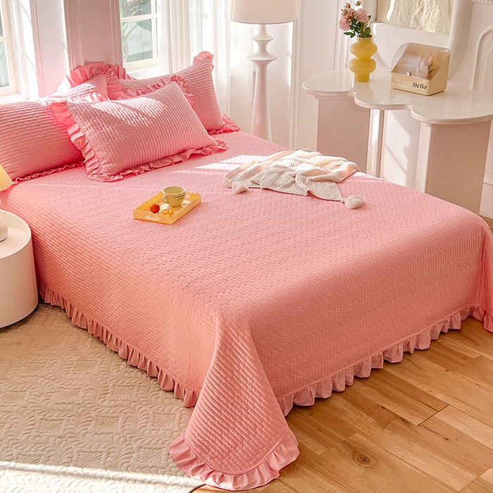 91家纺网 家纺一手货源 找家纺 花香四季家纺 2026新款13376全棉夹棉床盖三件套13372纯棉纯色床盖花边公主风（可定制任意尺寸） 荔枝粉