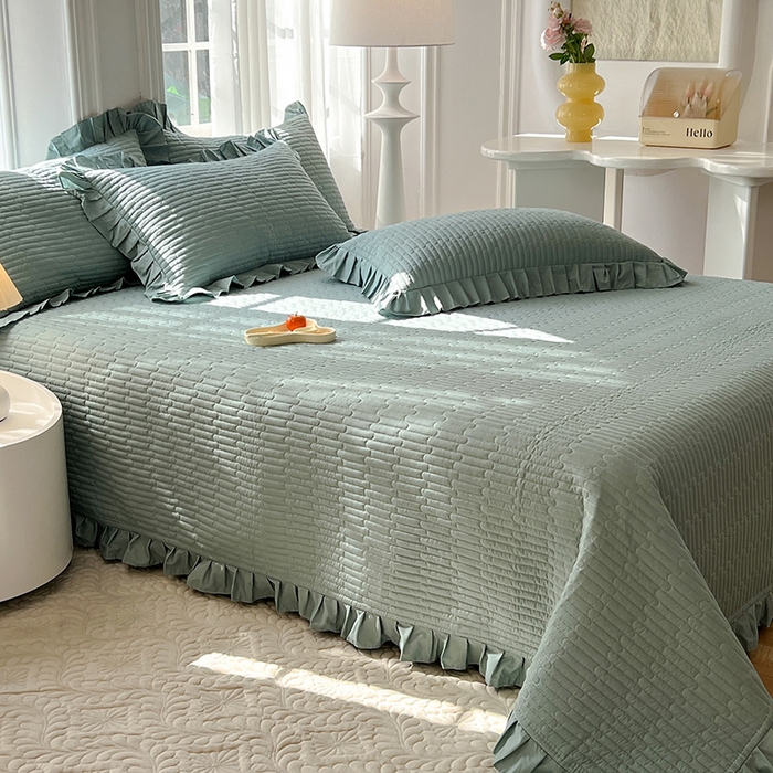 91家纺网 家纺一手货源 找家纺 花香四季家纺 2026新款13376全棉夹棉床盖三件套13372纯棉纯色床盖花边公主风（可定制任意尺寸） 暮林绿