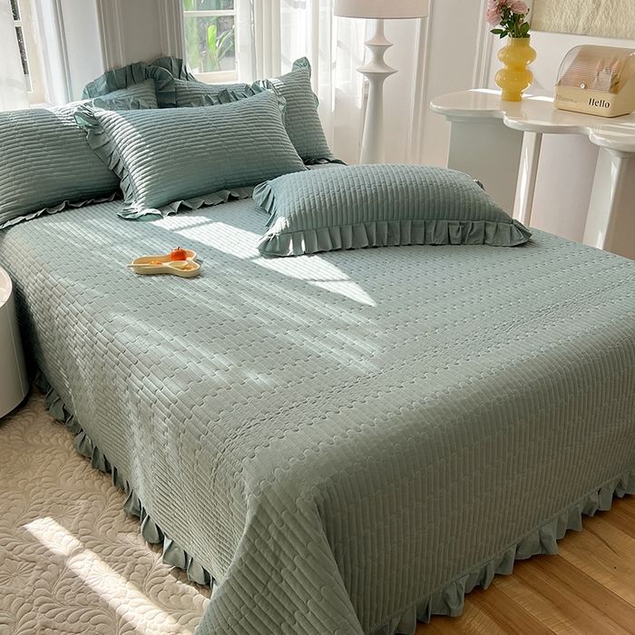 91家纺网 家纺一手货源 找家纺 花香四季家纺 2026新款13376全棉夹棉床盖三件套13372纯棉纯色床盖花边公主风（可定制任意尺寸） 暮林绿