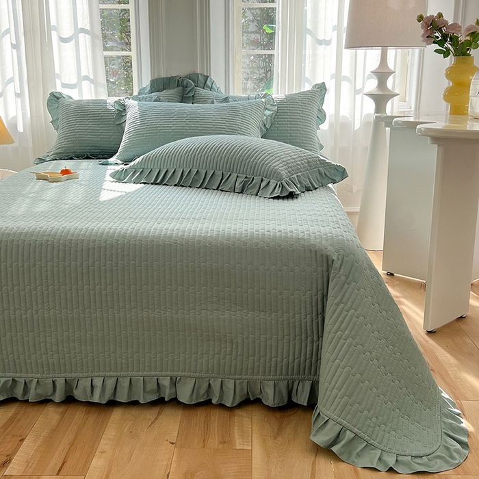 91家纺网 家纺一手货源 找家纺 花香四季家纺 2026新款13376全棉夹棉床盖三件套13372纯棉纯色床盖花边公主风（可定制任意尺寸） 暮林绿