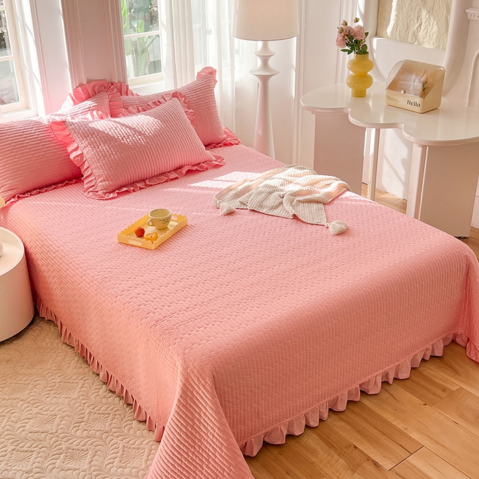 91家纺网 家纺一手货源 找家纺 花香四季家纺 2026新款13376全棉夹棉床盖三件套13372纯棉纯色床盖花边公主风（可定制任意尺寸） 荔枝粉