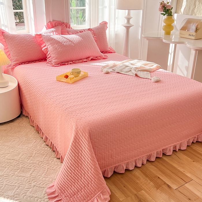 91家纺网 家纺一手货源 找家纺 花香四季家纺 2026新款13376全棉夹棉床盖三件套13372纯棉纯色床盖花边公主风（可定制任意尺寸） 荔枝粉