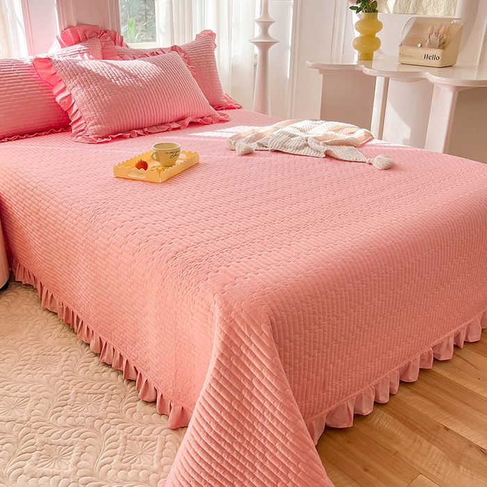 91家纺网 家纺一手货源 找家纺 花香四季家纺 2026新款13376全棉夹棉床盖三件套13372纯棉纯色床盖花边公主风（可定制任意尺寸） 荔枝粉