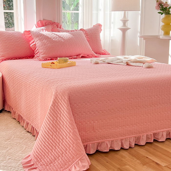 91家纺网 家纺一手货源 找家纺 花香四季家纺 2026新款13376全棉夹棉床盖三件套13372纯棉纯色床盖花边公主风（可定制任意尺寸） 荔枝粉