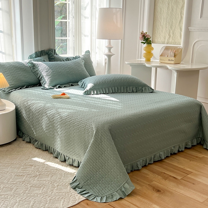 91家纺网 家纺一手货源 找家纺 花香四季家纺 2026新款13376全棉夹棉床盖三件套13372纯棉纯色床盖花边公主风（可定制任意尺寸） 暮林绿