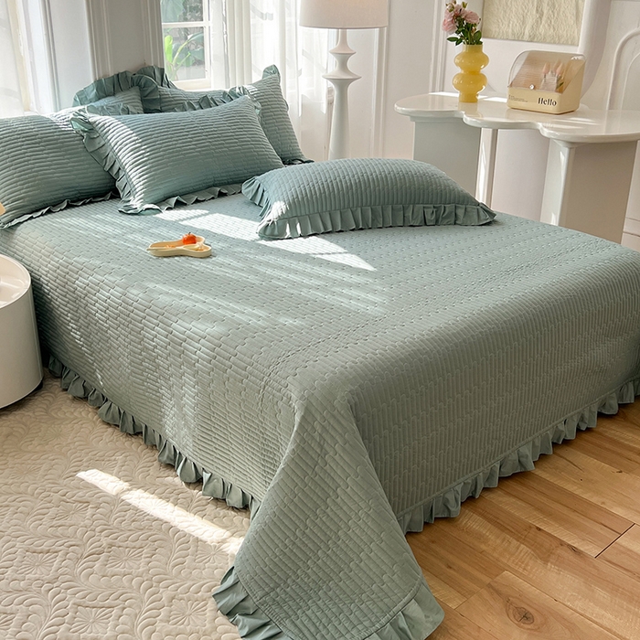 91家纺网 家纺一手货源 找家纺 花香四季家纺 2026新款13376全棉夹棉床盖三件套13372纯棉纯色床盖花边公主风（可定制任意尺寸） 暮林绿