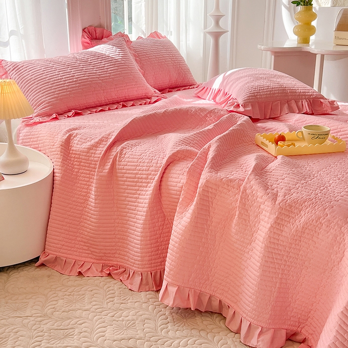 91家纺网 家纺一手货源 找家纺 花香四季家纺 2026新款13376全棉夹棉床盖三件套13372纯棉纯色床盖花边公主风（可定制任意尺寸） 荔枝粉