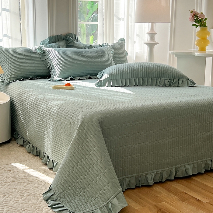 91家纺网 家纺一手货源 找家纺 花香四季家纺 2026新款13376全棉夹棉床盖三件套13372纯棉纯色床盖花边公主风（可定制任意尺寸） 暮林绿