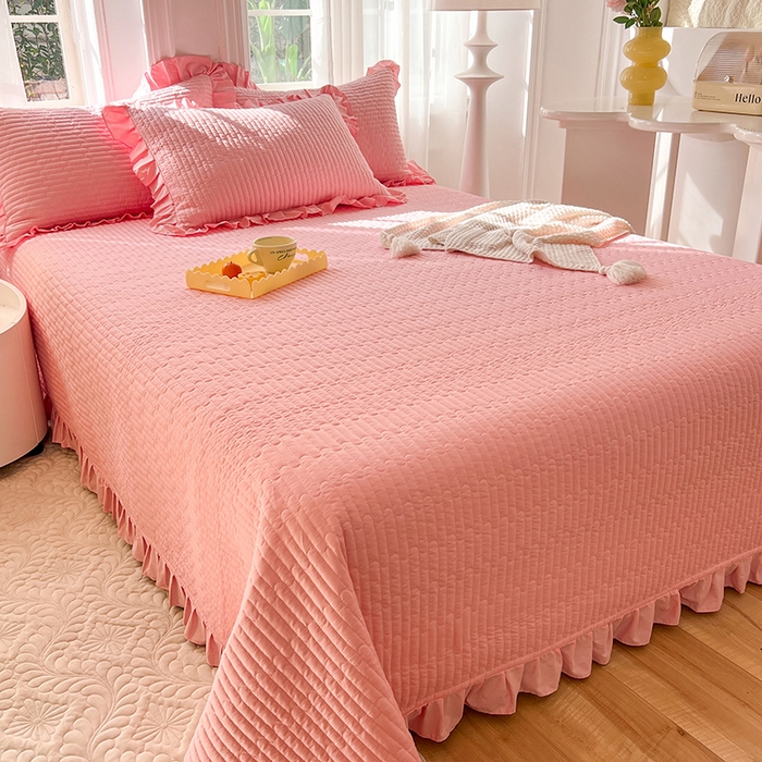 91家纺网 家纺一手货源 找家纺 花香四季家纺 2026新款13376全棉夹棉床盖三件套13372纯棉纯色床盖花边公主风（可定制任意尺寸） 荔枝粉