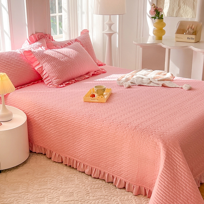 91家纺网 家纺一手货源 找家纺 花香四季家纺 2026新款13376全棉夹棉床盖三件套13372纯棉纯色床盖花边公主风（可定制任意尺寸） 荔枝粉