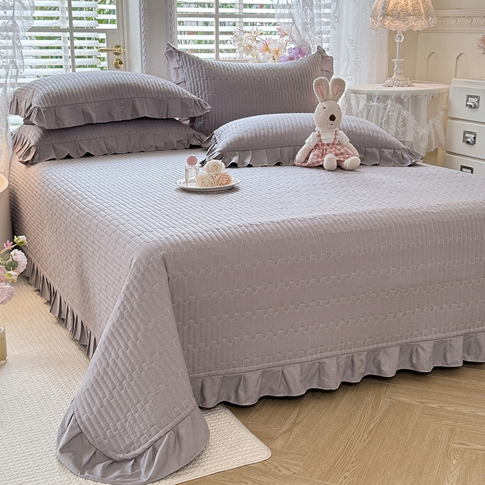 91家纺网 家纺一手货源 找家纺 花香四季家纺 2026新款13376全棉夹棉床盖三件套13372纯棉纯色床盖花边公主风（可定制任意尺寸） 气质灰