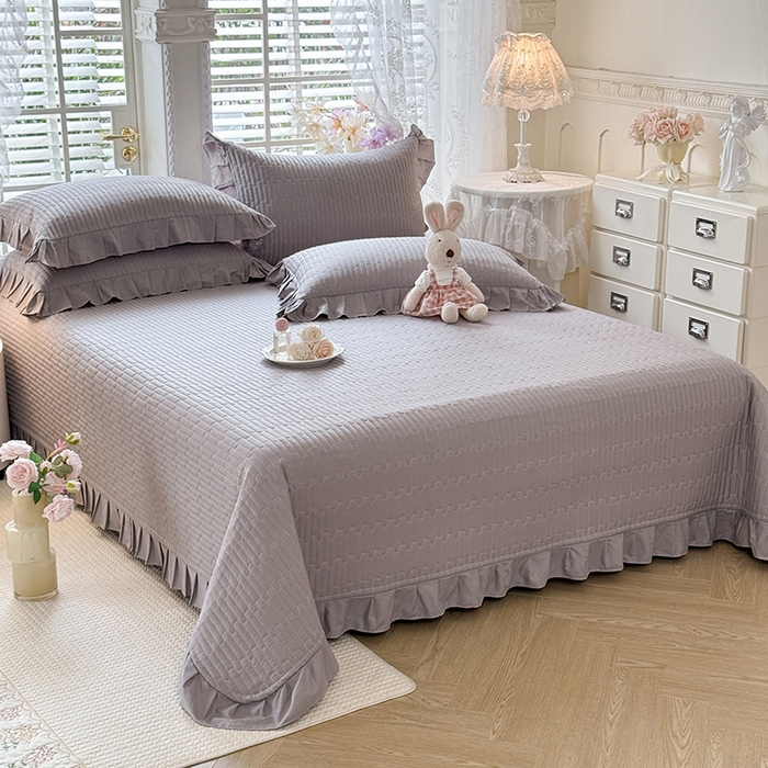 91家纺网 家纺一手货源 找家纺 花香四季家纺 2026新款13376全棉夹棉床盖三件套13372纯棉纯色床盖花边公主风（可定制任意尺寸） 气质灰