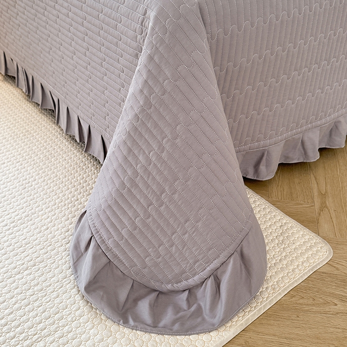 91家纺网 家纺一手货源 找家纺 花香四季家纺 2026新款13376全棉夹棉床盖三件套13372纯棉纯色床盖花边公主风（可定制任意尺寸） 气质灰