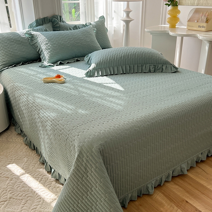 91家纺网 家纺一手货源 找家纺 花香四季家纺 2026新款13376全棉夹棉床盖三件套13372纯棉纯色床盖花边公主风（可定制任意尺寸） 暮林绿