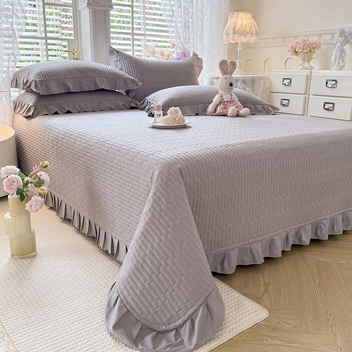 91家纺网 家纺一手货源 找家纺 花香四季家纺 2026新款13376全棉夹棉床盖三件套13372纯棉纯色床盖花边公主风（可定制任意尺寸） 气质灰